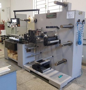 Máquina para produção de rótulos booklet